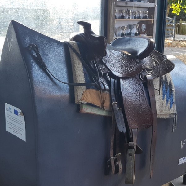 Western saddle on equisimulator